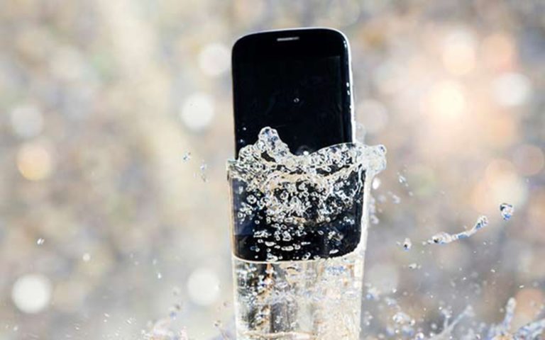 smartphone kecebur air