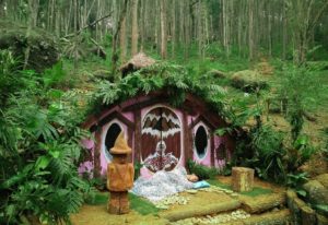 wisata rumah hobbit
